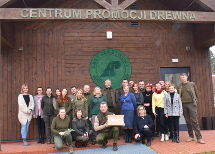 Uczestnicy&#x20;warsztatów&#x20;z&#x20;grą&#x20;Super&#x20;surowiec&#x20;stoją&#x20;przed&#x20;budynkiem&#x20;Centrum&#x20;Promocji&#x20;Drewna&#x20;w&#x20;Nadleśnictwie&#x20;Łuków&#x2e;&#x20;Fot&#x2e;&#x20;Paweł&#x20;Mrowiński