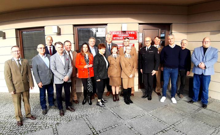 Członkowie&#x20;nowej&#x20;Rady&#x20;LKP&#x20;&#x22;Bory&#x20;Lubuskie&#x22;&#x20;&#x28;w&#x20;niepełnym&#x20;składzie&#x29;&#x20;pozują&#x20;do&#x20;pamiątkowego&#x20;zdjęcia&#x20;przed&#x20;salą&#x20;konferencyjną&#x20;budynku&#x20;Nadleśnictwa&#x20;Lubsko&#x3b;&#x20;18&#x20;grudnia&#x20;2023&#x20;r&#x2e;