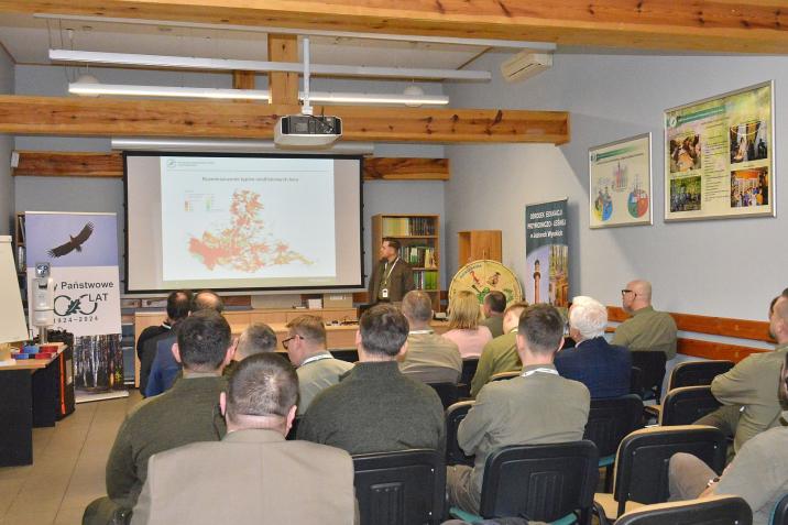 Spotkanie&#x20;leśników&#x20;z&#x20;terenu&#x20;zielonogórskiej&#x20;dyrekcji&#x20;LP&#x20;z&#x20;partnerami&#x20;projektu&#x20;z&#x20;zakresu&#x20;ochrony&#x20;przeciwpożarowej&#x20;lasów&#x20;-&#x20;wykład&#x20;w&#x20;sali&#x20;konferencyjnej&#x20;OEPL&#x20;w&#x20;Jeziorach&#x20;Wysokich&#x2e;&#x20;Fot&#x2e;&#x3a;&#x20;Paweł&#x20;Mrowiński